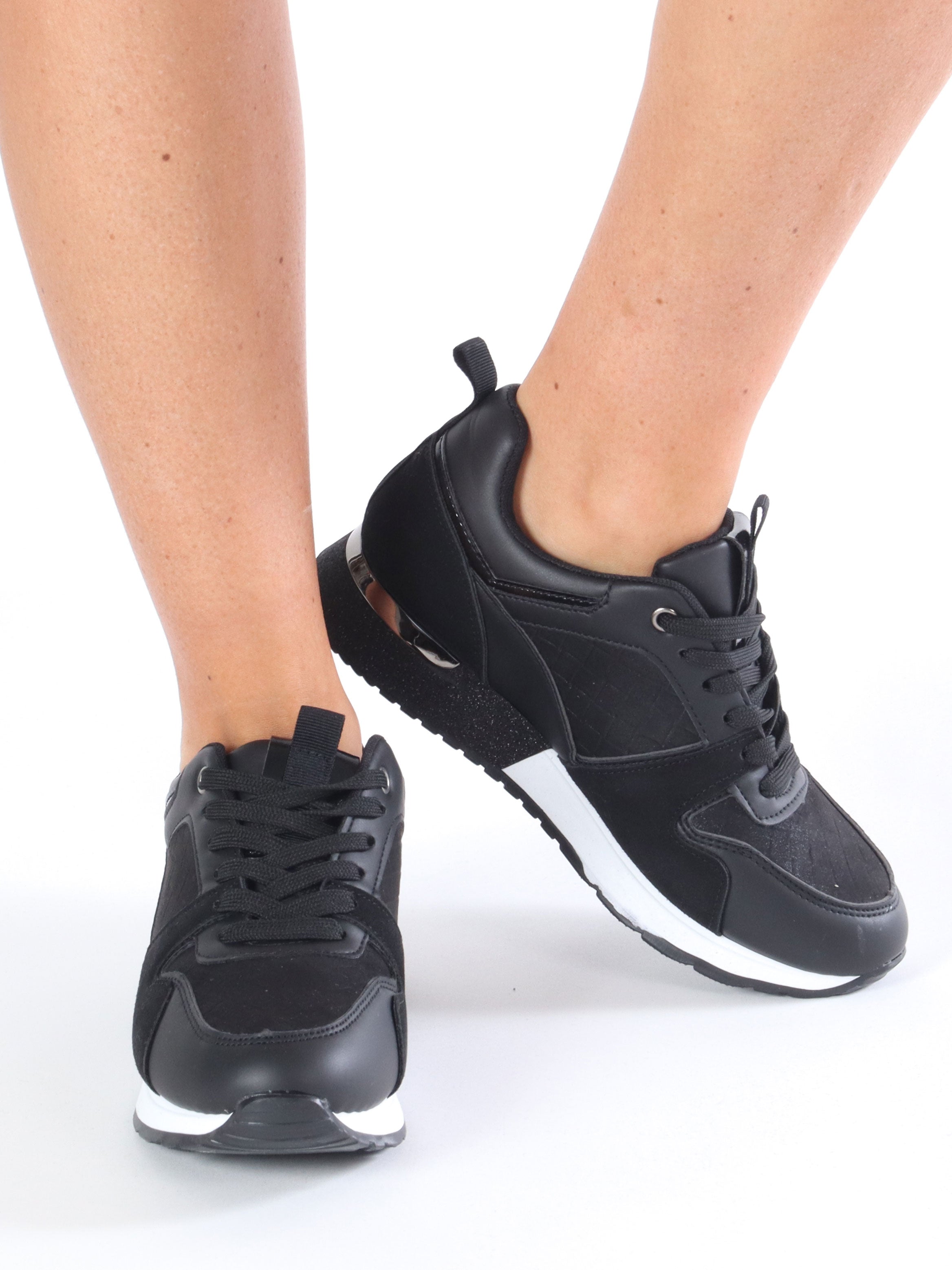 Karely - Svarta sneakers med svart blank sula